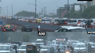 दिल्ली में झमाझम बारिश से लंबा जाम,  सफदरजंग फ्लाईओवर पर रेंग रहे वाहन, Video