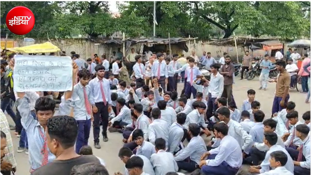 लखनऊ में स्कूल के बाहर छात्रों ने किया चक्काजाम, टीचर्स की कमी को लेकर प्रदर्शन