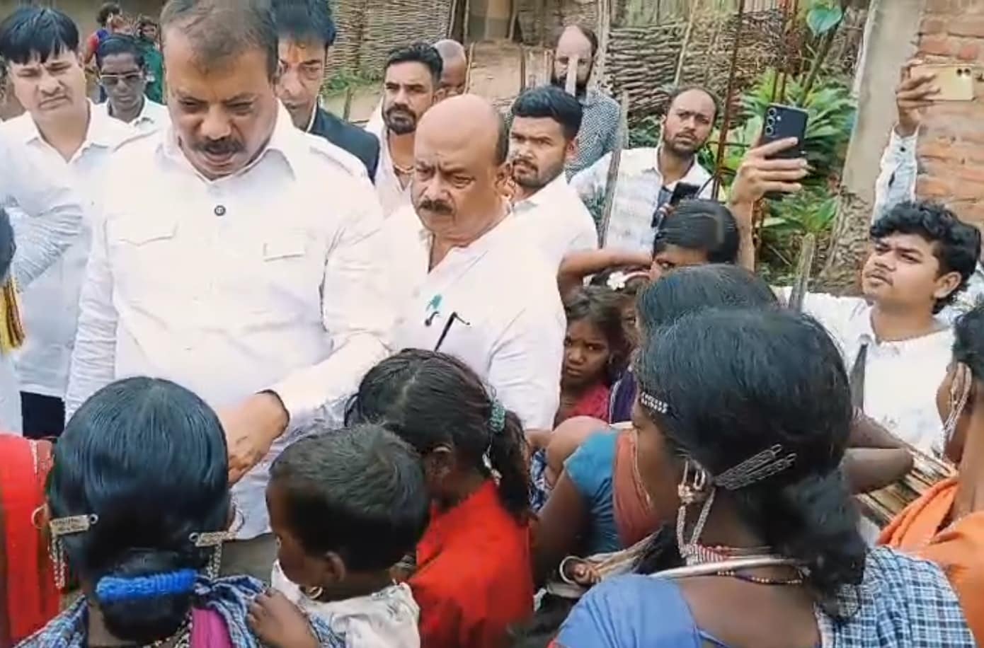 पीड़ित परिवारों से मिले उमंग सिंघार. पीड़ित परिवारों से मिले उमंग सिंघार.