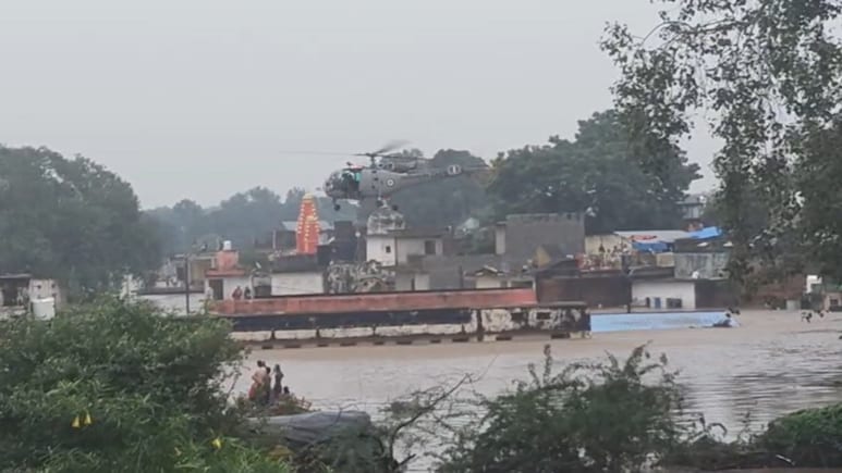 चित्रकूट में मंदाकिनी नदी का तांडव, सेना के हेलिकॉप्टर से दो लोग एयरलिफ्ट; अब तक 350 का रेस्क्यू