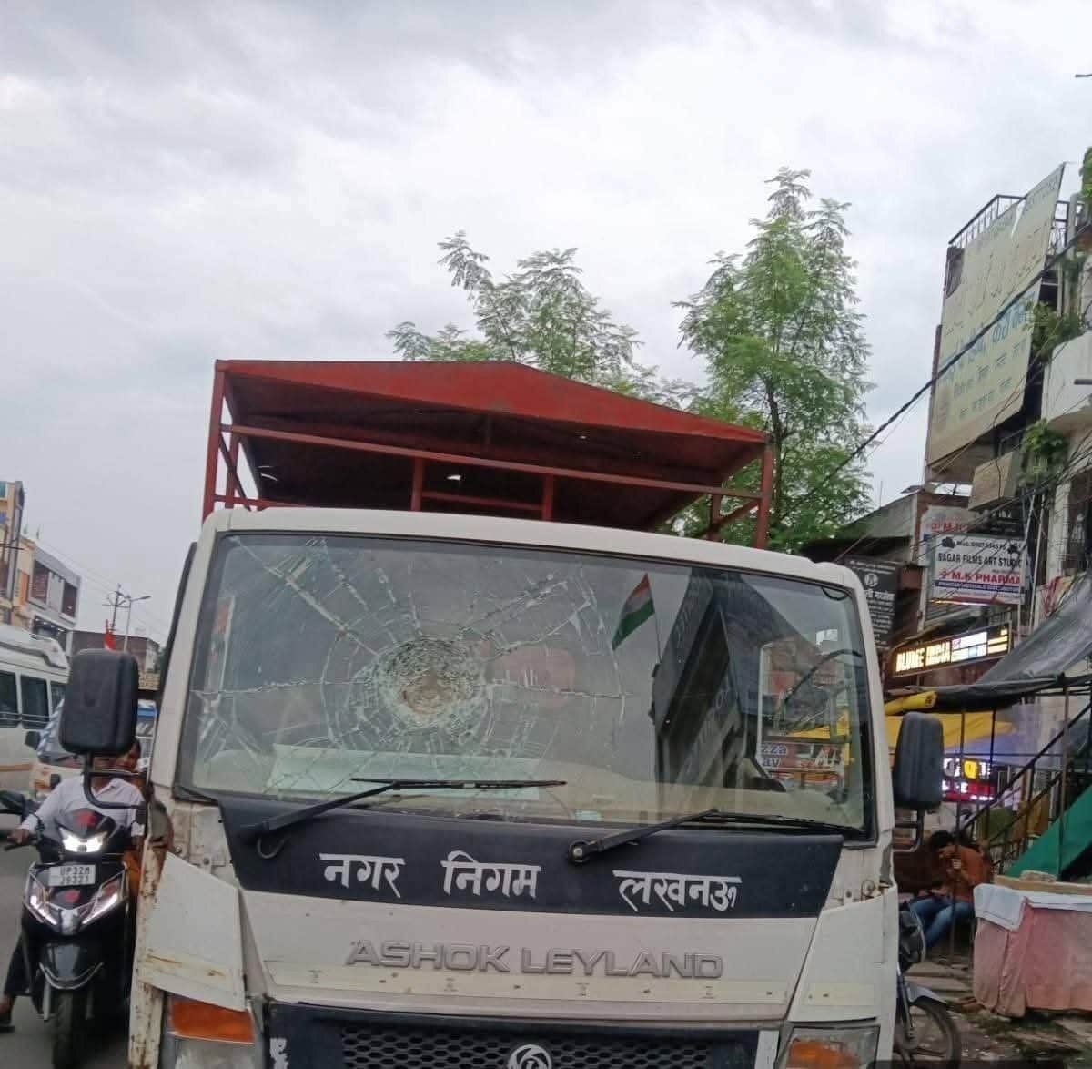 Lucknow Nagar Nigam Action: अतिक्रमण टीम पर हमला Lucknow Nagar Nigam Action: अतिक्रमण टीम पर हमला