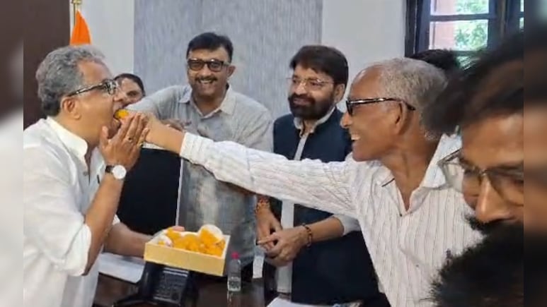 बिहार: मिठाई खिलाकर खत्म हुई सफाई कर्मियों की हड़ताल, सरकार ने पेंशन से बोनस तक दिए बड़े भरोसे
