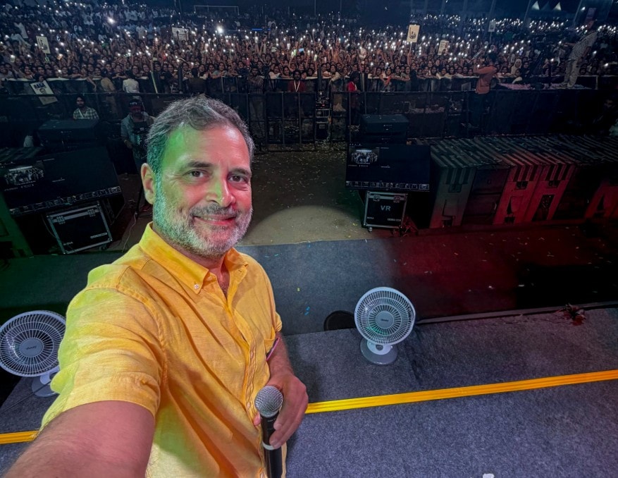 Rahul Gandhis selfie moment at Chhatron Ki Goonj event in Pune Rahul Gandhis selfie moment at Chhatron Ki Goonj event in Pune
