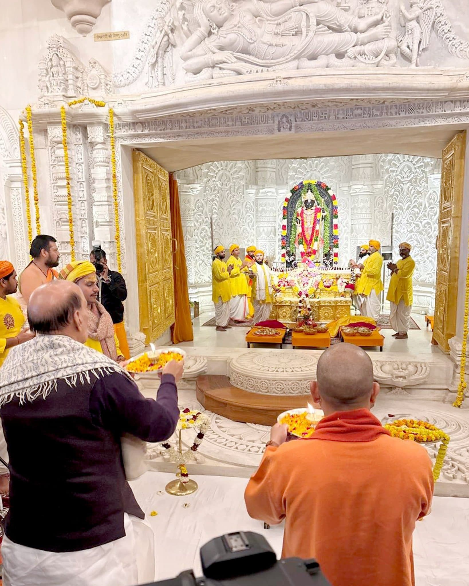 Ram Mandir Ayodhya Dress Code: राम लला की पूजा करते हुए पुजारी और सीएम योगी Ram Mandir Ayodhya Dress Code: राम लला की पूजा करते हुए पुजारी और सीएम योगी