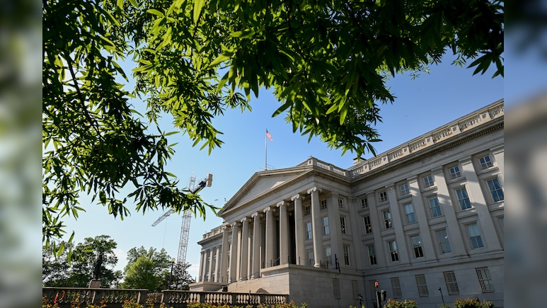 US Public Debt Hits $40 Trillion, Raising 'Doom Loop' Risk