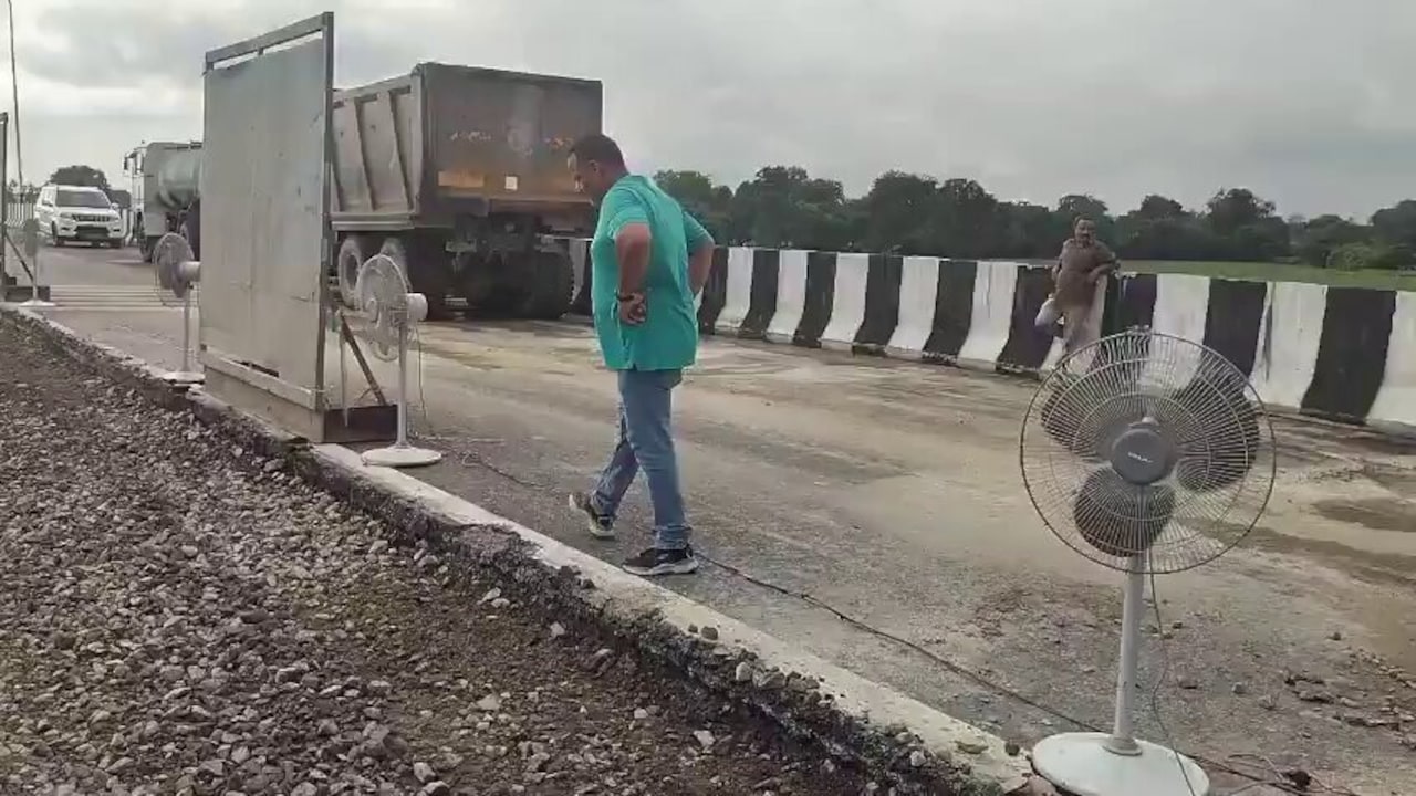 Video: Lucknow-Kanpur Expressway Road Cave-In Repairs Feature 10 Big Fans