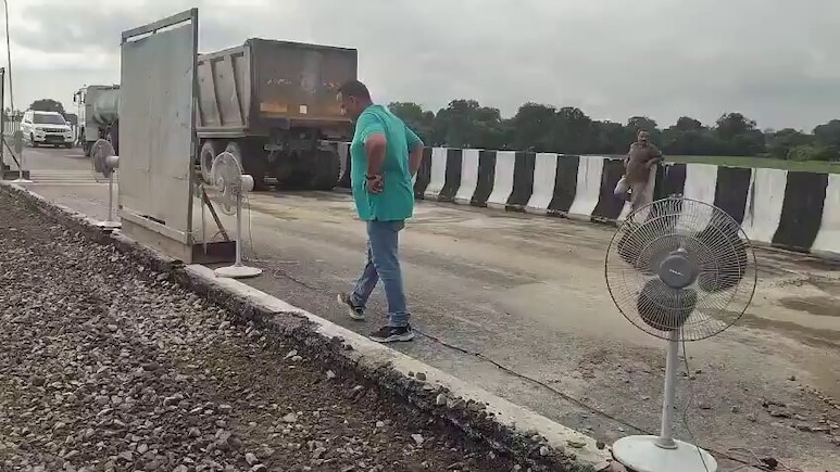 Video: Lucknow-Kanpur Expressway Road Cave-In Repairs Feature 10 Big Fans