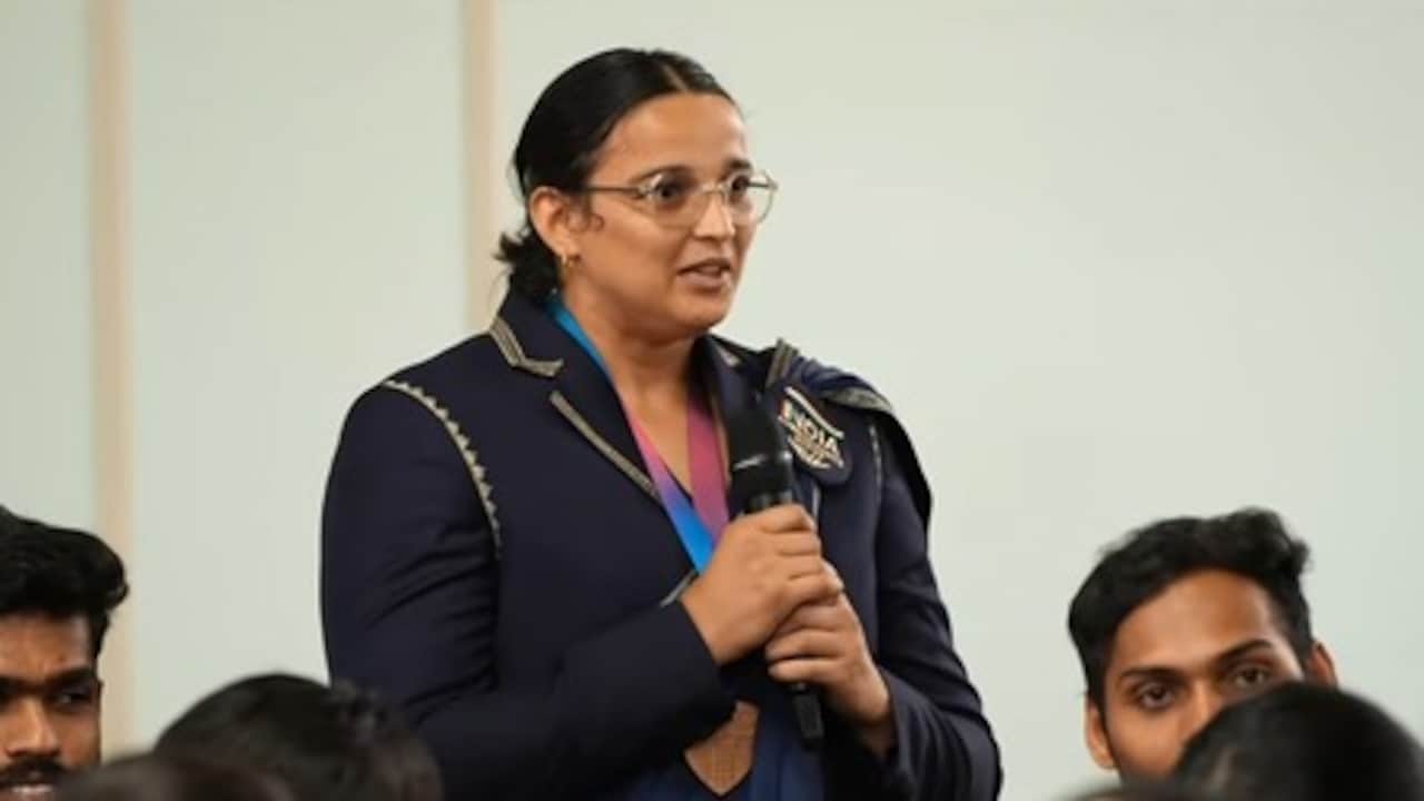हां मैं पीएम मोदी से मिली हूं, डिस्कस थ्रो में ब्रॉन्ज जीतने वालीं सीमा कालीरमन ने प्रधानमंत्री से कहा, अब दोस्तों से बोलूंगी