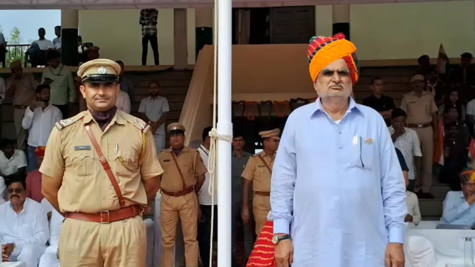 सीकर के जिला खेल स्टेडियम में कैबिनेट मंत्री झाबर सिंह खर्रा ने ध्वजारोहण किया. सीकर के जिला खेल स्टेडियम में कैबिनेट मंत्री झाबर सिंह खर्रा ने ध्वजारोहण किया.