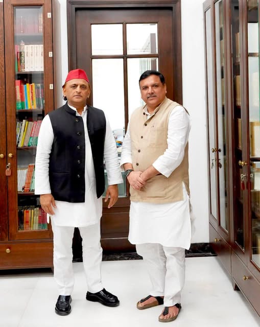 UP Election 2027: अखिलेश यादव और संजय सिंह UP Election 2027: अखिलेश यादव और संजय सिंह