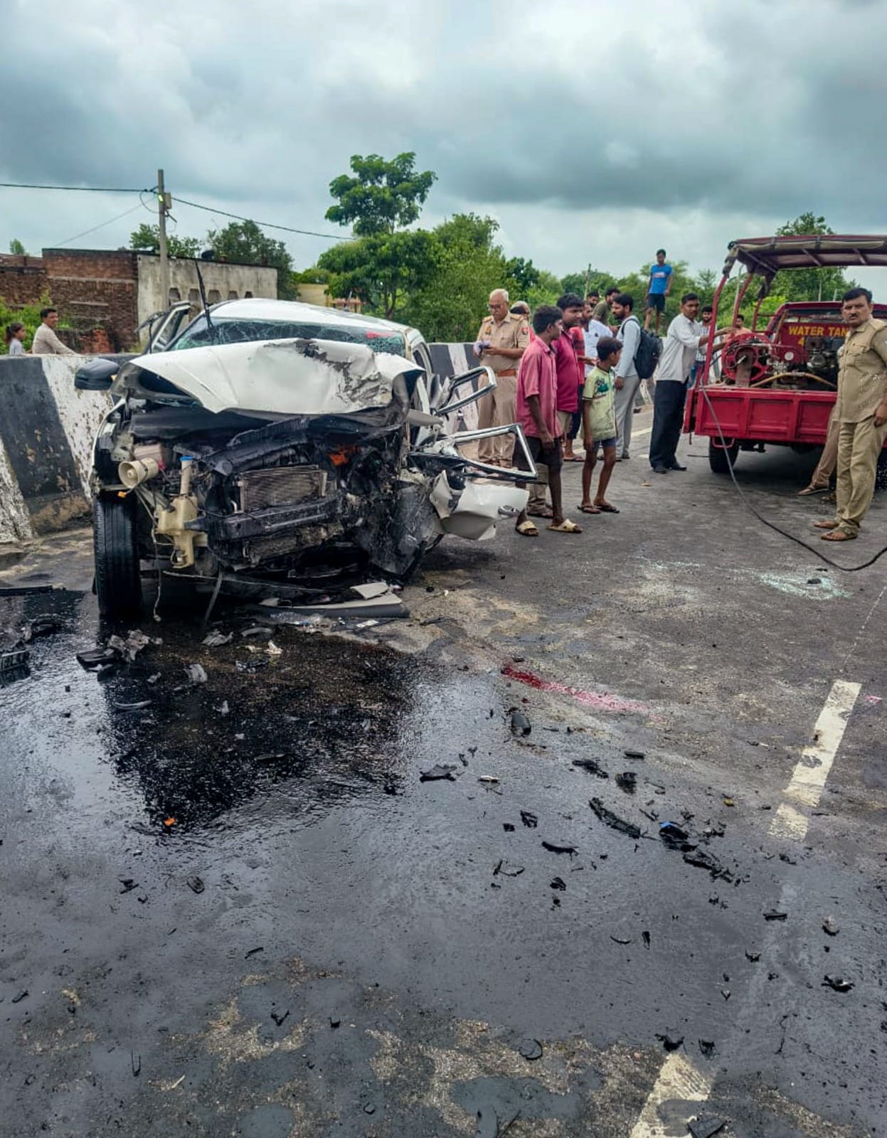 हादसे में अबान की कार पूरी तरह से क्षतिग्रस्त हो गई. हादसे में अबान की कार पूरी तरह से क्षतिग्रस्त हो गई.