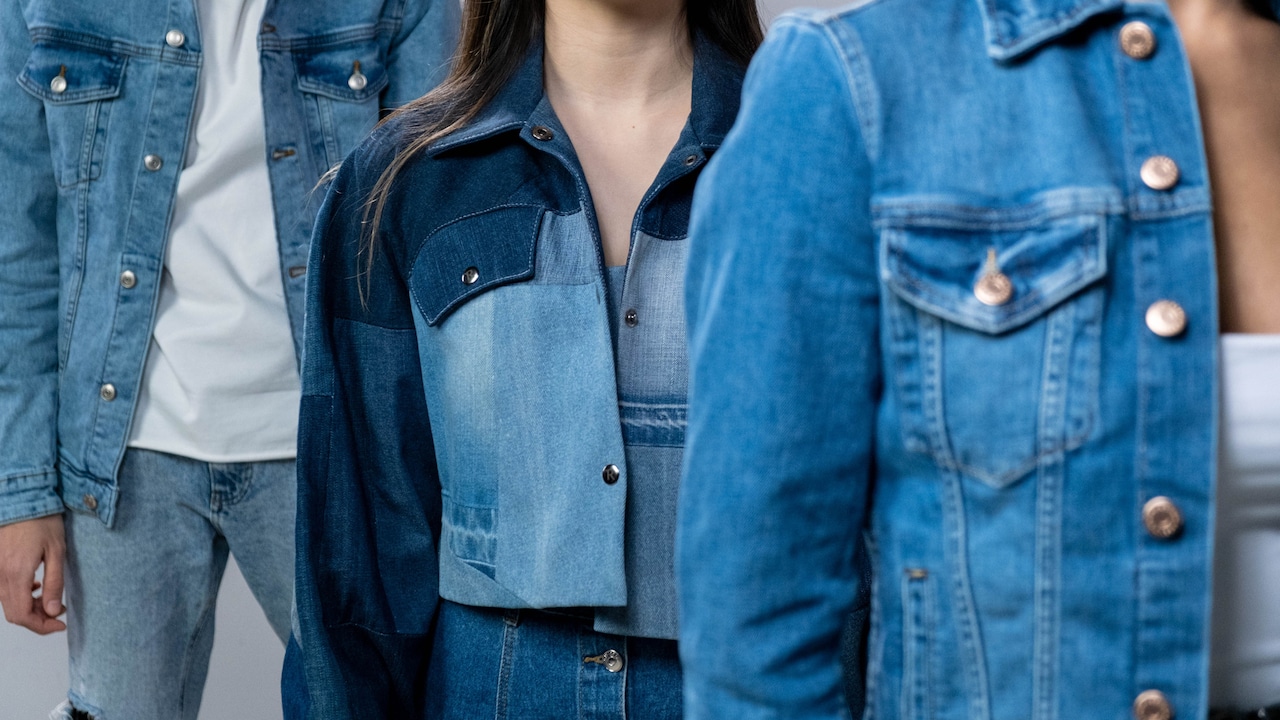 Why Your Denim Jacket Pulls Across The Back: 10 Fit Problems To Check Why Your Denim Jacket Pulls Across The Back: 10 Fit Problems To Check