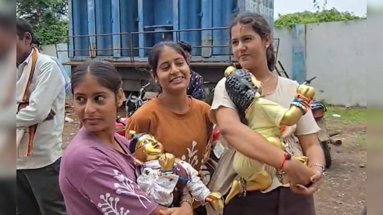 मामा की रिहाई की दुआ लेकर लड्डू गोपाल संग जेल पहुंची भांजी, विधायक कंचन तनवे ने भी बंदियों को बांधी राखी