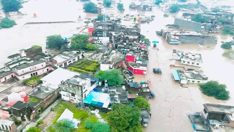 चित्रकूट में भीषण बाढ़: यूपी और MP का संपर्क टूटा, सड़कों पर नाव और घर छोड़कर भागे लोग