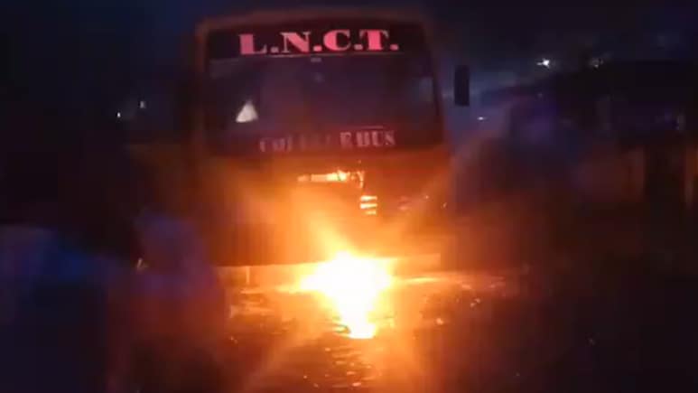 सीहोर में LNCT कॉलेज की बस में लगी आग, सड़क पर फैला जलता तेल, मची भगदड़
