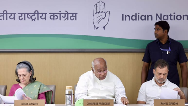 राहुल गांधी का पीएम नरेंद्र मोदी पर निशाना, कहा- उनका वक्त खत्म हो गया है