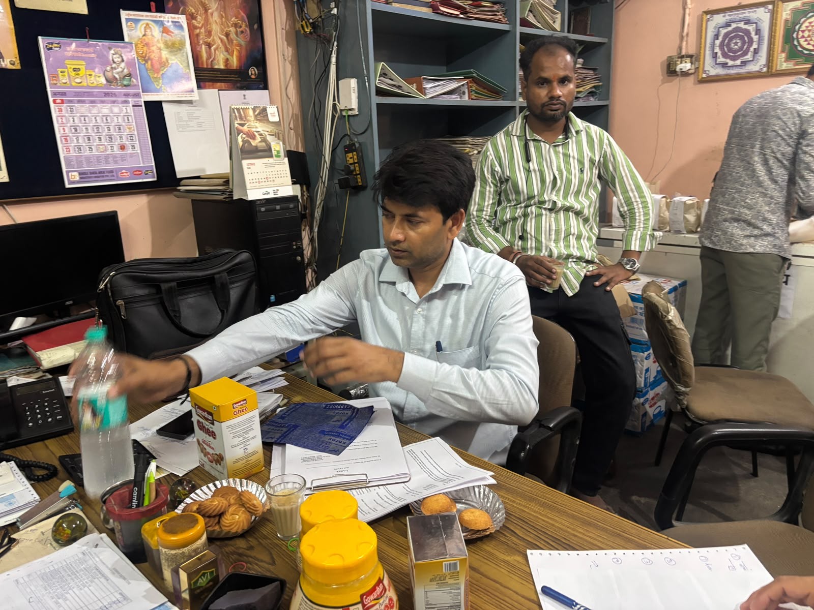 Adulterated Ghee: भोपाल में मिलावटी घी की जांच करते खाद्य सुरक्षा विभाग के अधिकारी Adulterated Ghee: भोपाल में मिलावटी घी की जांच करते खाद्य सुरक्षा विभाग के अधिकारी