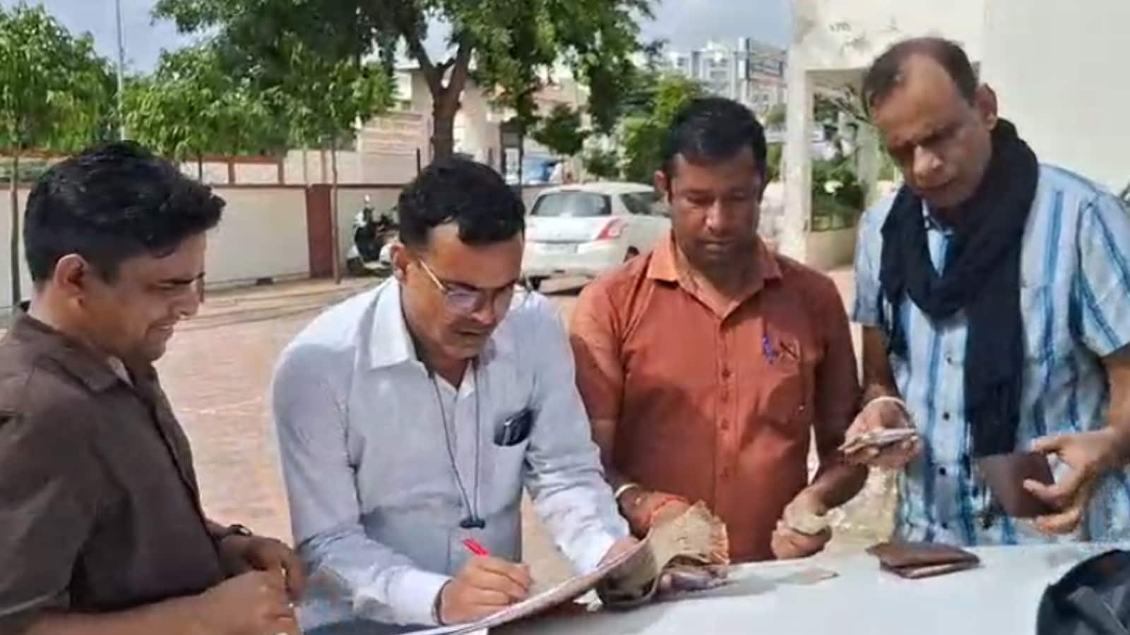 रिश्वत की रकम की गिनती करते एसीबी टीम के सदस्य