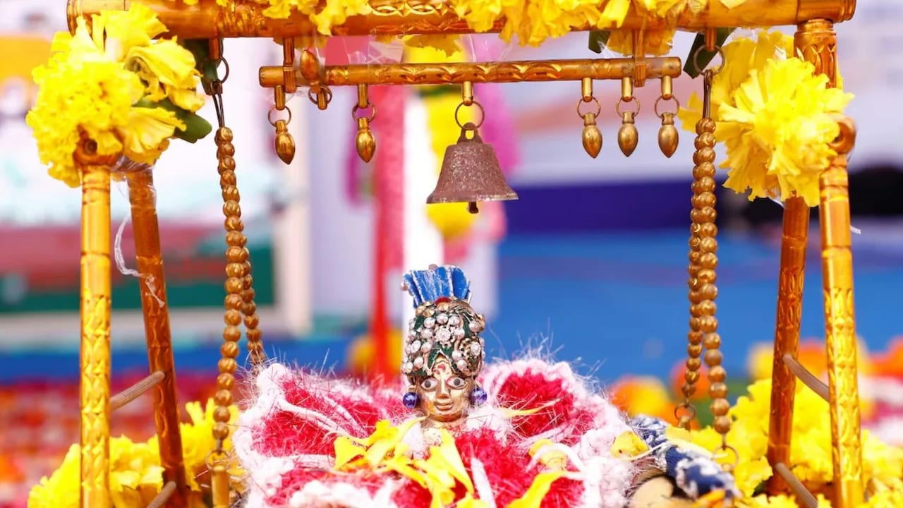 जन्माष्टमी पर कान्हा की झांकी सजाने के 7 खूबसूरत तरीके, घर में दिखेगा वृंदावन जैसा माहौल