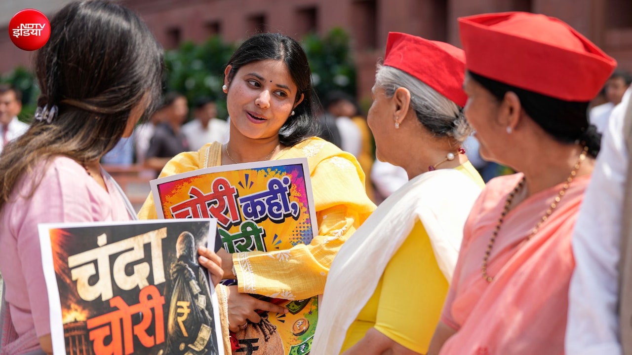 संसद के बाहर दान पात्र रखकर विपक्ष ने जुटाए 2 लाख 14 हजार, अब हनुमान मंदिर में किए जमा