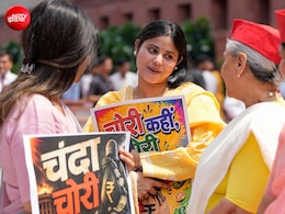 संसद के बाहर दान पात्र रखकर विपक्ष ने जुटाए 2 लाख 14 हजार, अब हनुमान मंदिर में किए जमा