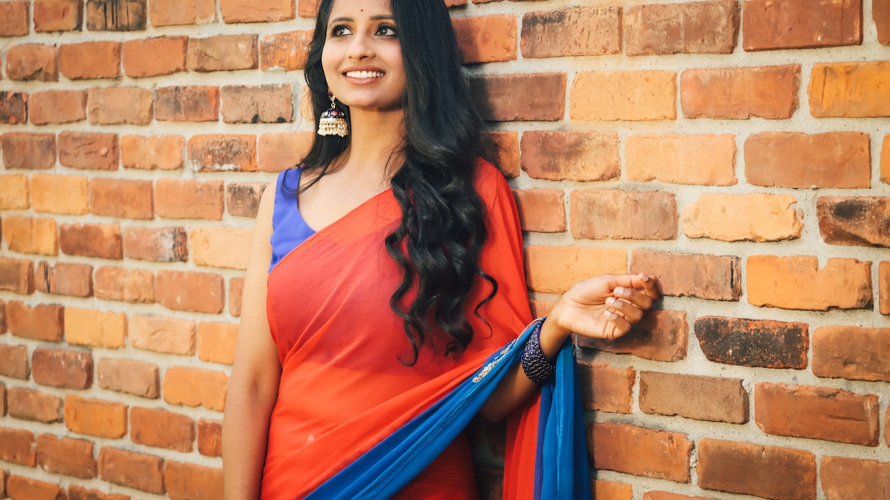 Satin Saree Slipping At The Waist? Try These 10 Draping Tips Satin Saree Slipping At The Waist? Try These 10 Draping Tips