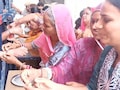 जेल में कैदी भाइयों को बहनों ने बांधी राखी, ग&zwj;िफ्ट में कराया वादा- अब अपराध नहीं, नई जिंदगी चुनना