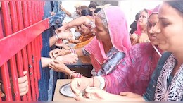 जेल में कैदी भाइयों को बहनों ने बांधी राखी, ग&zwj;िफ्ट में कराया वादा- अब अपराध नहीं, नई जिंदगी चुनना