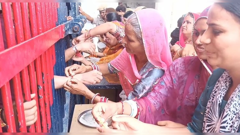 जेल में कैदी भाइयों को बहनों ने बांधी राखी, ग&zwj;िफ्ट में कराया वादा- अब अपराध नहीं, नई जिंदगी चुनना