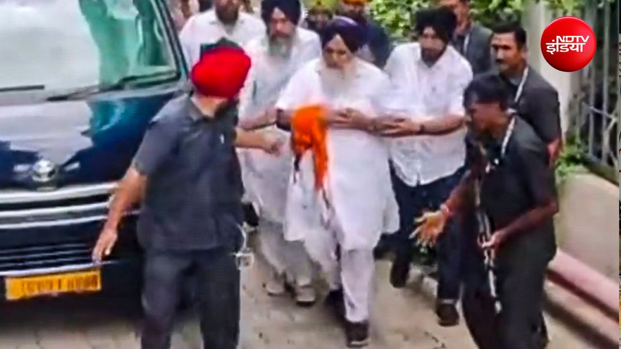 नांदेड़ के गुरुद्वार में हुए हमले के बाद सुखबीर सिंह बादल को एक स्थानीय अस्पताल ले जाया गया. नांदेड़ के गुरुद्वार में हुए हमले के बाद सुखबीर सिंह बादल को एक स्थानीय अस्पताल ले जाया गया.