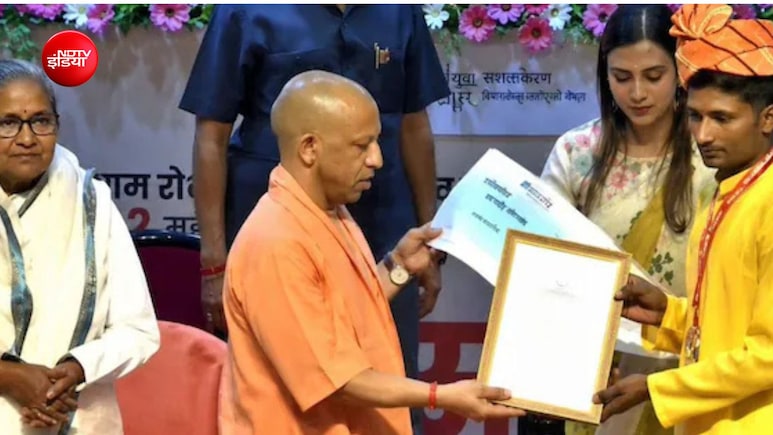UP संस्कृत बोर्ड का टॉपर रजनीश यादव निकला फ्रॉड, इनाम में मिले 1 लाख रुपये, मेडल और टैबलेट होगा जब्त