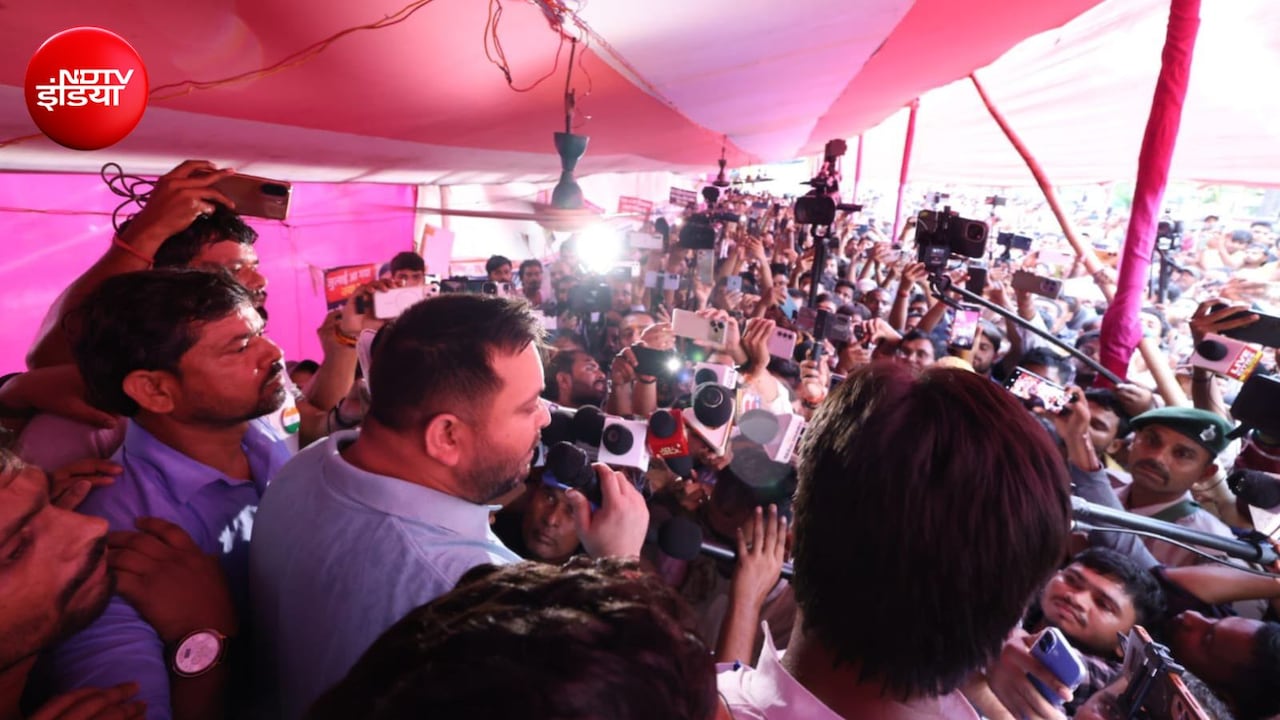 LIVE:  ब‍ि‍हार में तेजस्‍वी का राजभवन तक मार्च,  पटना में अनिश्चितकालीन ‘छात्र न्याय सत्याग्रह’ पर बैठे स्‍टूडेंट्स