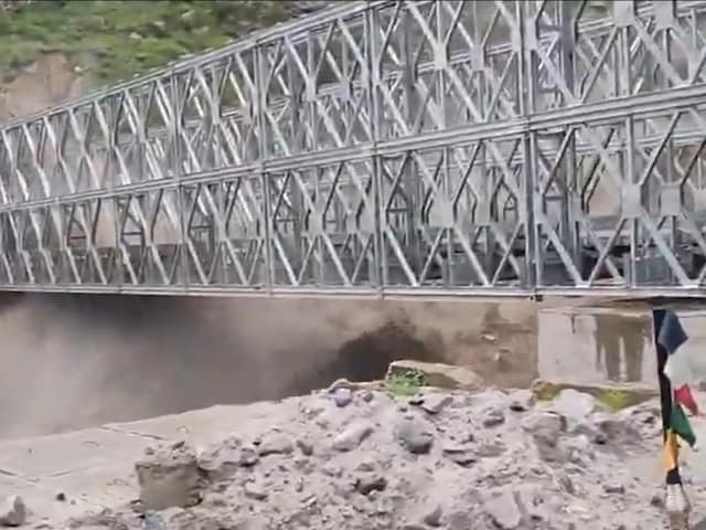 उफनती नदी के आगे नहीं टिक सका लोहे का पुल, चमोली का वीडियो वायरल