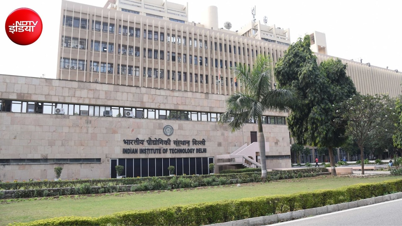 'IIT दिल्ली में पुलिस सादे कपड़ों में कर रही थी जासूसी', प्रदर्शनकारी छात्रों ने लगाए आरोप