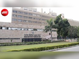 'IIT दिल्ली में पुलिस सादे कपड़ों में कर रही थी जासूसी', प्रदर्शनकारी छात्रों ने लगाए आरोप
