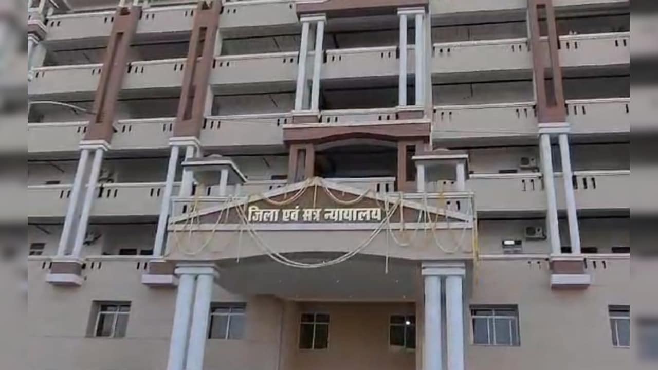 वर्दी पहनकर कोर्ट पहुंचे TI, जज ने ड्रेस बदलने का दिया आदेश; देर शाम तक कटघरे में खड़े रहने की दी सजा