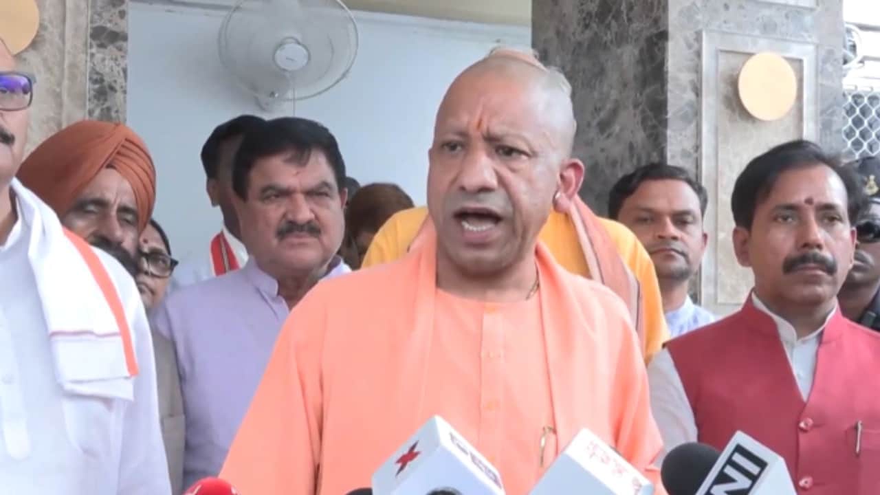 लोकतंत्र और गरीब विरोधी.. योगी आदित्यनाथ ने सपा के हंगामे पर जमकर साधा निशाना