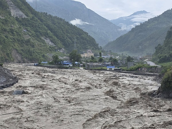 नेपाल में उफान पर आई नदी नेपाल में उफान पर आई नदी