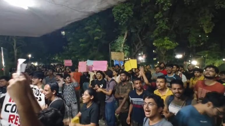 'दर-दर भटकता रहा ऋषिकेश', IIT दिल्ली के मृतक छात्र के साथियों का दर्द, बोले- मांग पूरी होने तक करेंगे प्रोटेस्ट