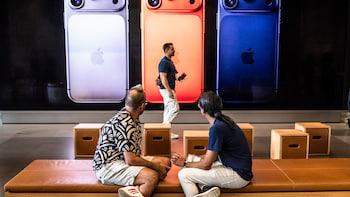Apple Cut at Jefferies On iPhone Worries As Sell Ratings Pile Up