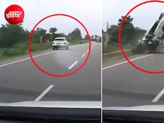 अचानक बायीं तरफ मुड़ी कार और हवा में उछल गई.. अतीक के बेटे अबान की कार एक्सीडेंट का लाइव वीडियो