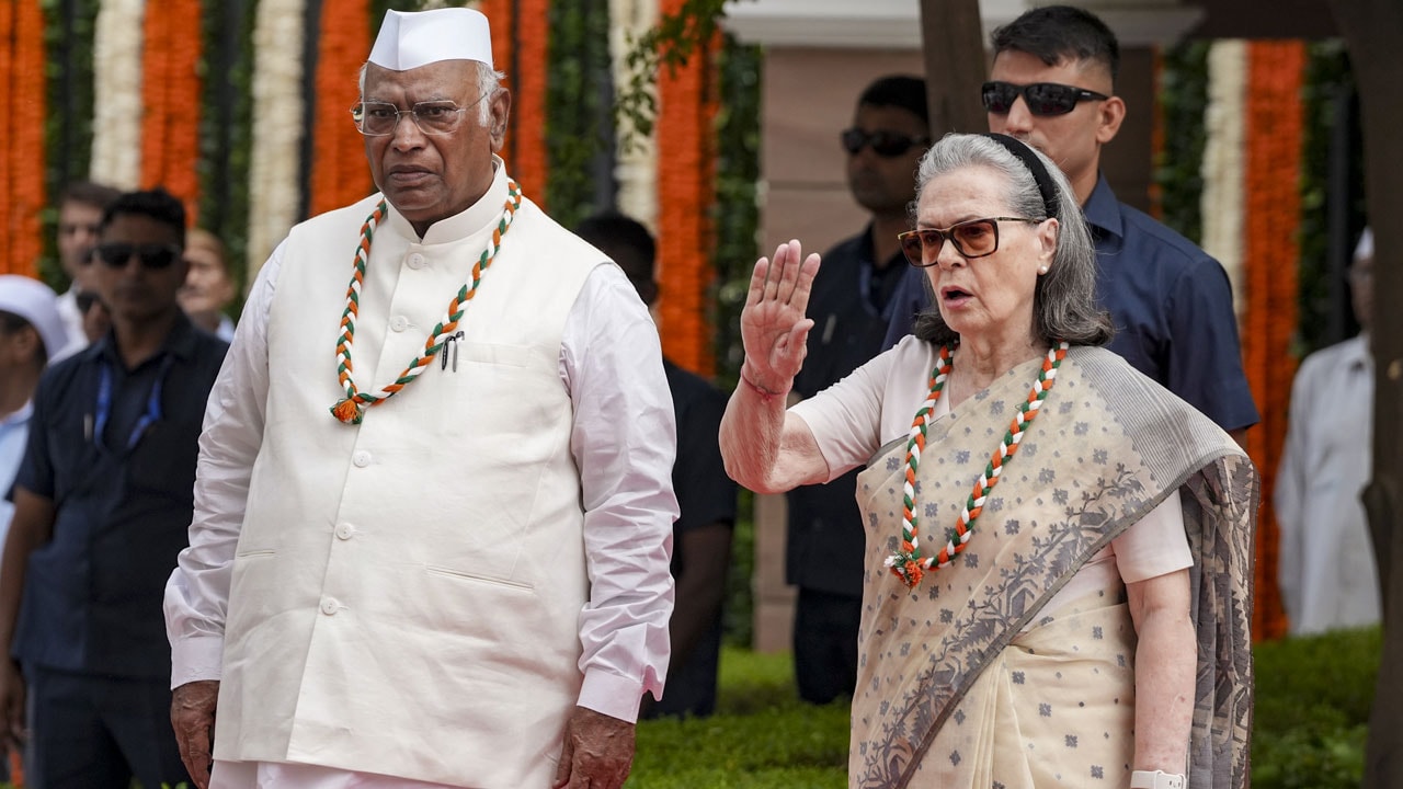 BJP Alleges Sonia Gandhi Objected To Full 'Vande Mataram' Rendition At AICC HQ