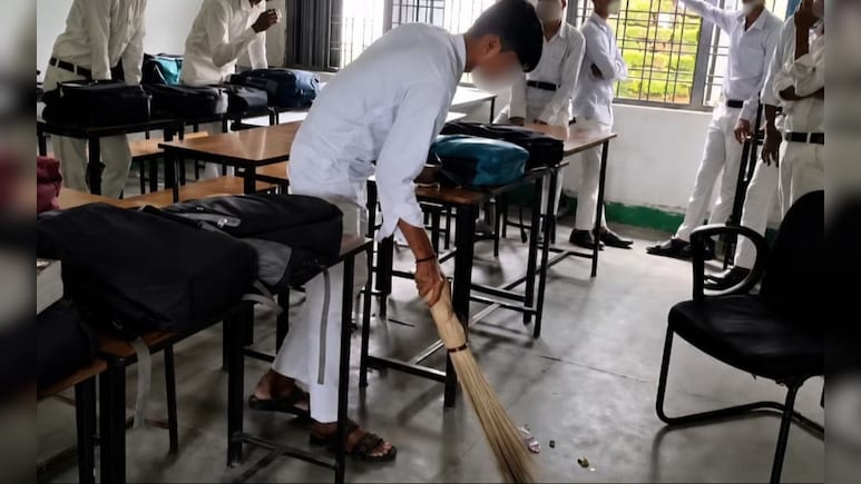 चपरासी मौजूद था फिर भी बच्चे से लगवाई झाड़ू! वीडियो सामने आते ही एक्शन में आया शिक्षा विभाग