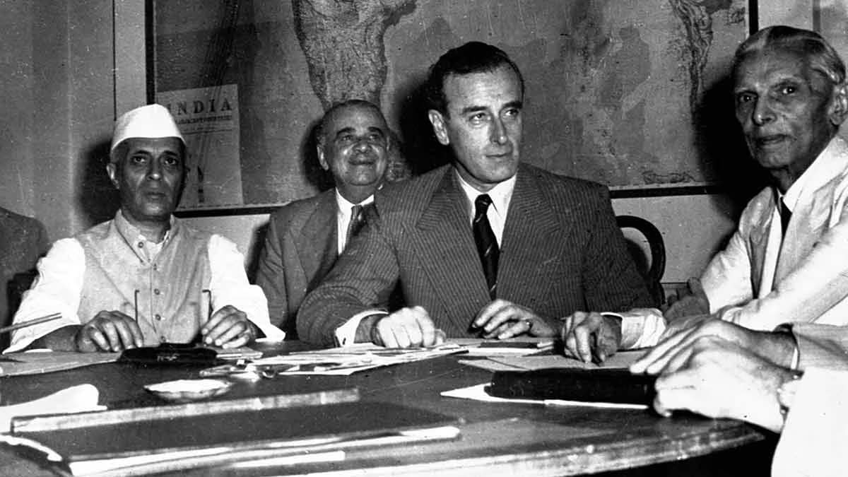 2 जून 1947 को वायसराय हाउस में कांग्रेस और मुस्लिम लीग के नेता. 2 जून 1947 को वायसराय हाउस में कांग्रेस और मुस्लिम लीग के नेता.