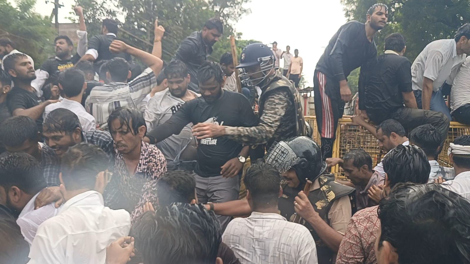 shajapur youth congress halla bol protest water cannon uday bhanu chhib detained.