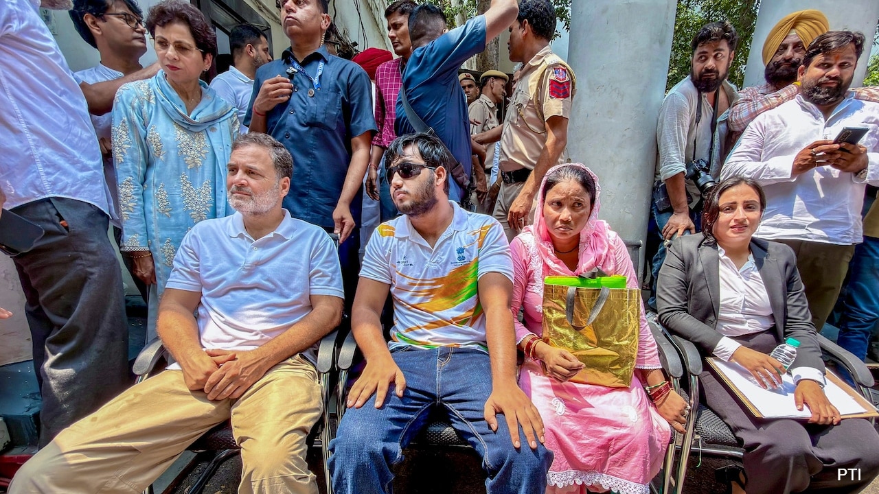 LIVE Updates: Rahul Gandhi Stages Sit-In With Pellet Gun Victim Over FIR Demand