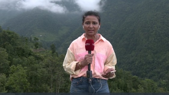 एनडीटीवी की टीम टूटे, कच्चे रास्तों के सहारे रसुवा पहुंची है.