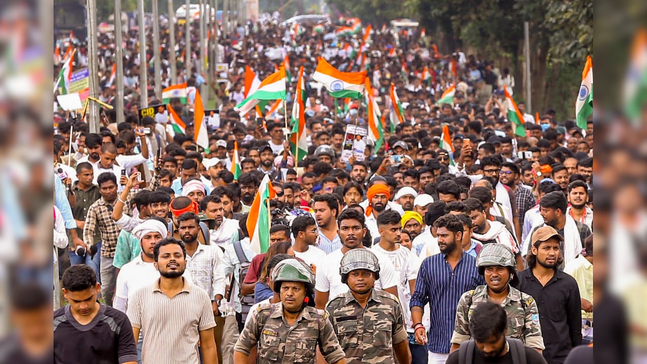 Jharkhand Protest LIVE: छात्रों को तितर-बितर करने के लिए पुलिस ने किया आंसू गैस का प्रयोग, 6 गोले छोड़े