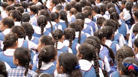 UP School Protest: नई बिल्डिंग की मांग को लेकर स्कूल छोड़ धरने पर बैठे बच्चे, क्लास में जाने से किया मना
