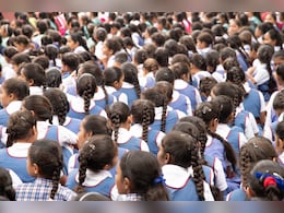 UP School Protest: नई बिल्डिंग की मांग को लेकर स्कूल छोड़ धरने पर बैठे बच्चे, क्लास में जाने से किया मना